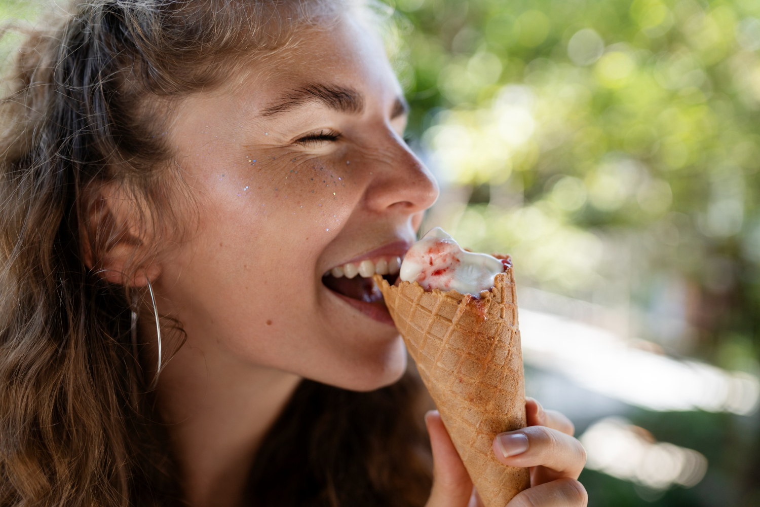 personne qui mange une glace