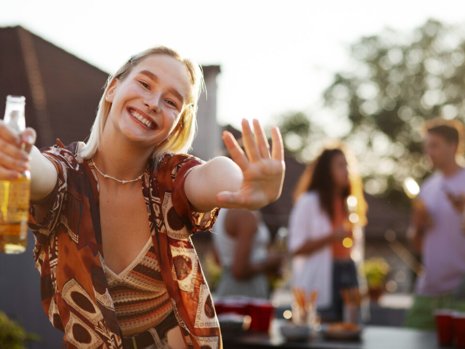 femme en festival qui boit e l'alcool