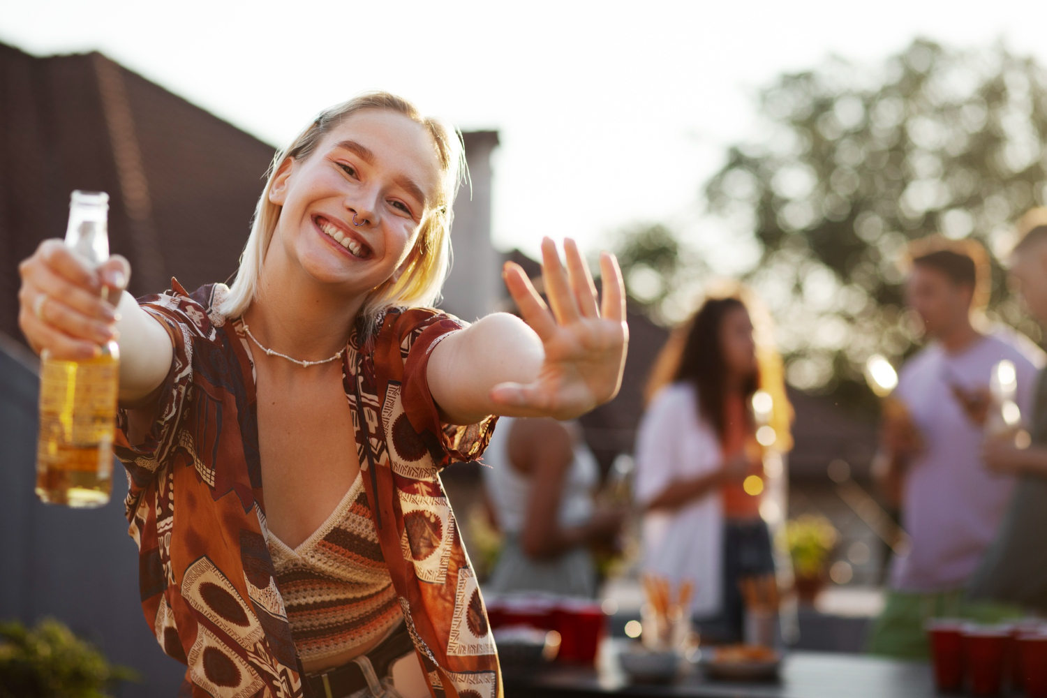 femme en festival qui boit e l'alcool