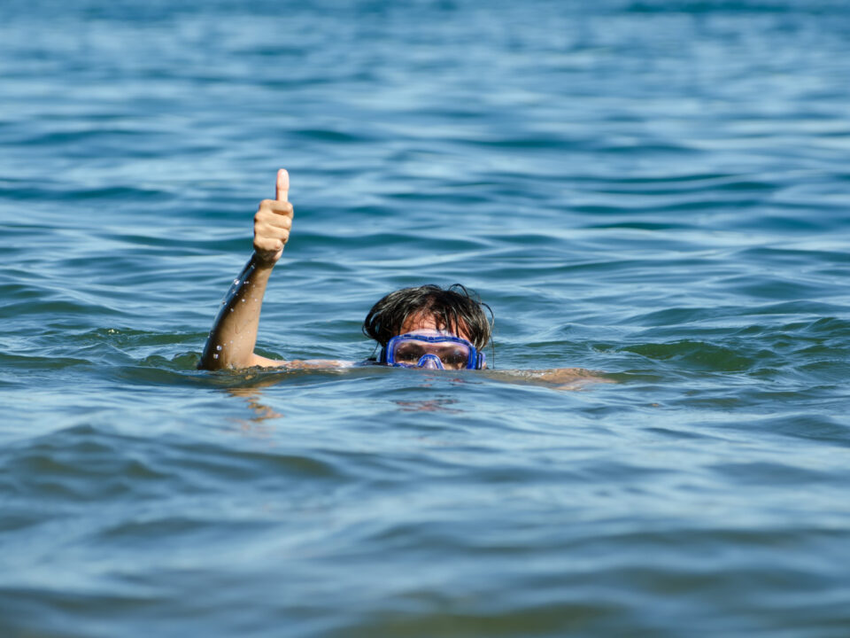 homme qui se baigne