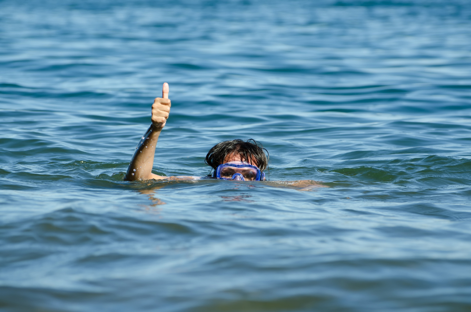 homme qui se baigne