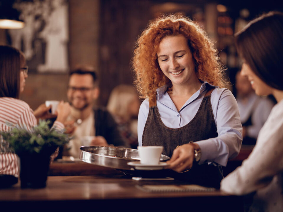 femme serveuse job étudiant