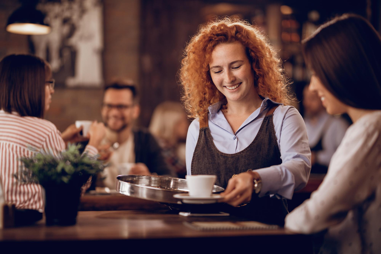 femme serveuse job étudiant