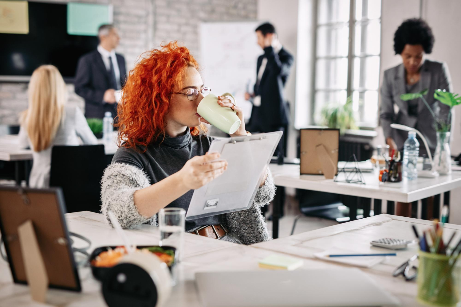 Personne qui boit au travail
